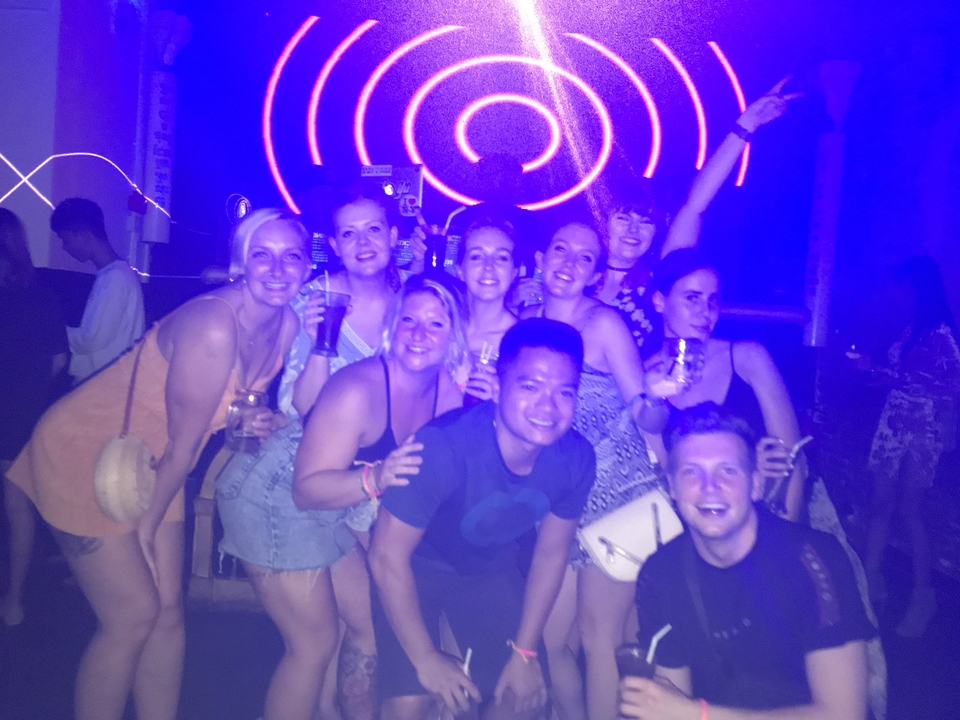 Groupe de personnes profitant d'une boîte de nuit avec des néons.