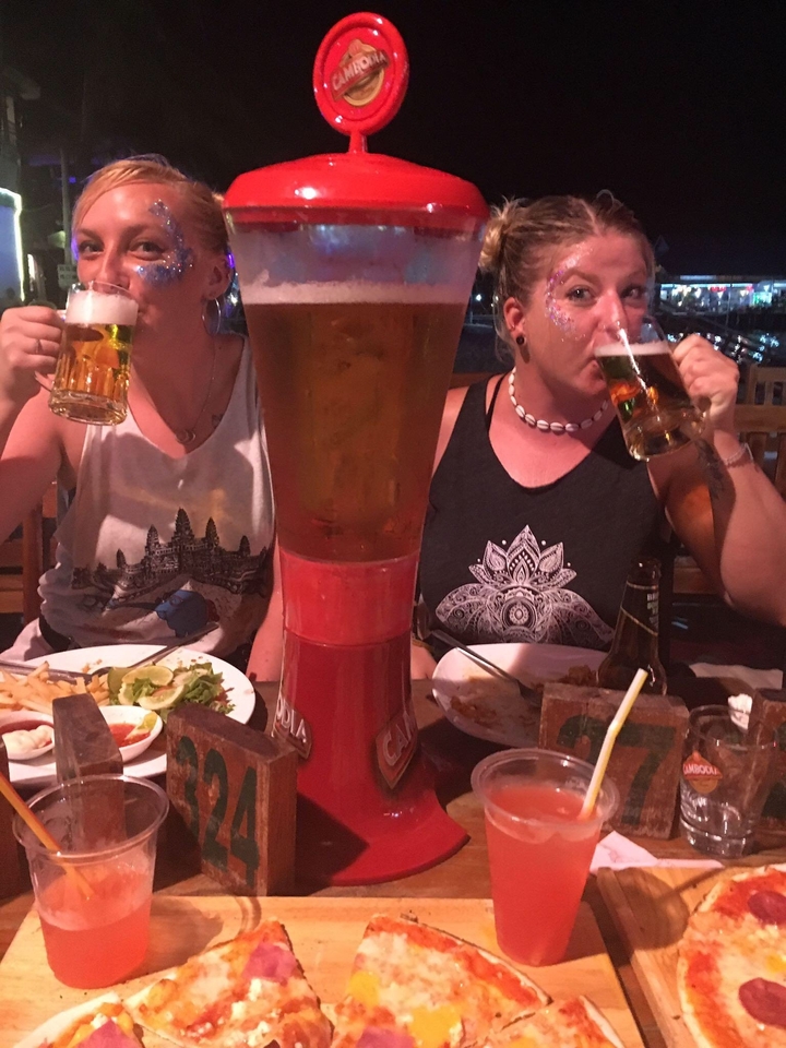 Des gens qui savourent des bières et de la nourriture dans un restaurant.