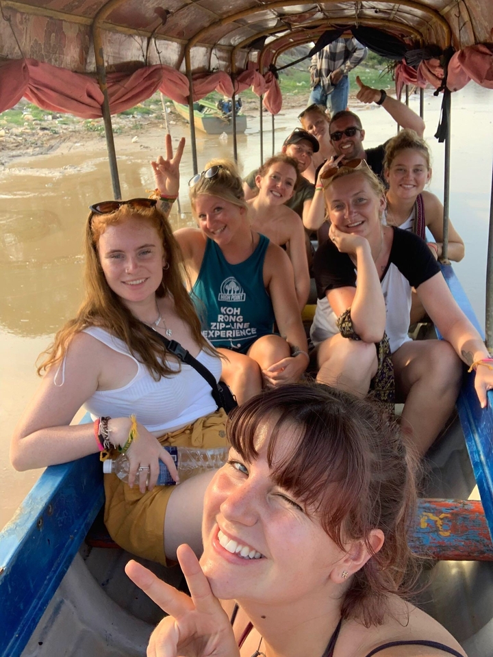 Groupe de touristes sur un bateau profitant de la vue.