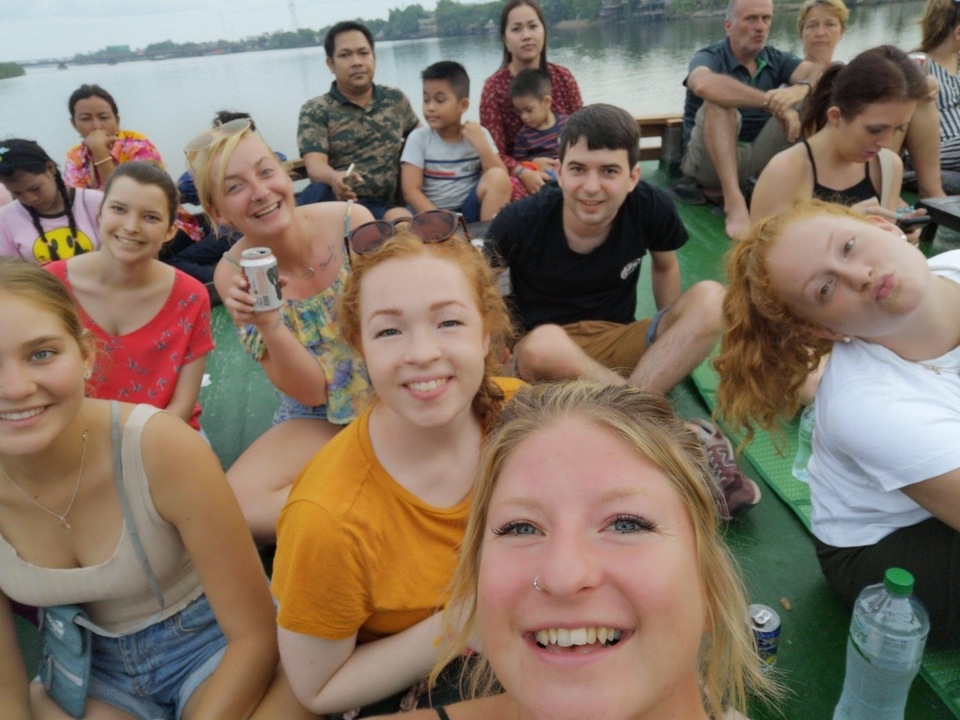 Groupe de personnes profitant d'un événement en plein air avec des sourires.