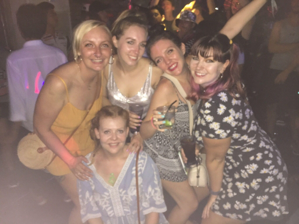 Groupe d'amis profitant d'une scène de nuit animée.