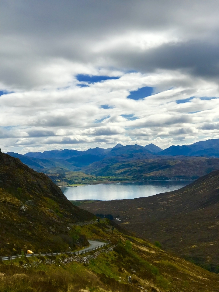 Vue panoramique d'un lac avec des montagnes en arrière-plan.