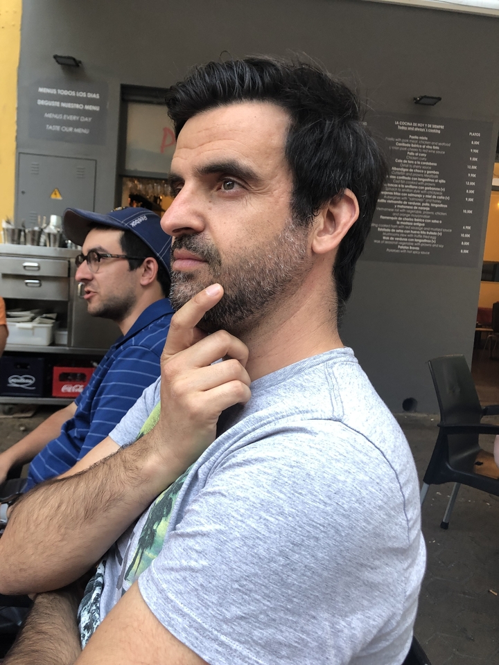 Deux personnes assises à un café en plein air.