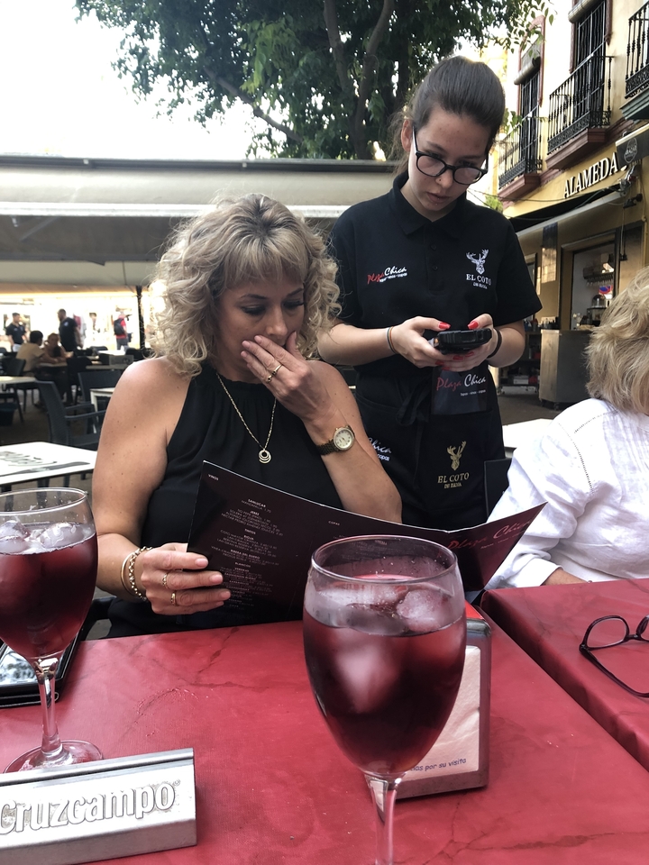Des gens assis à une table dans un restaurant, regardant un menu.