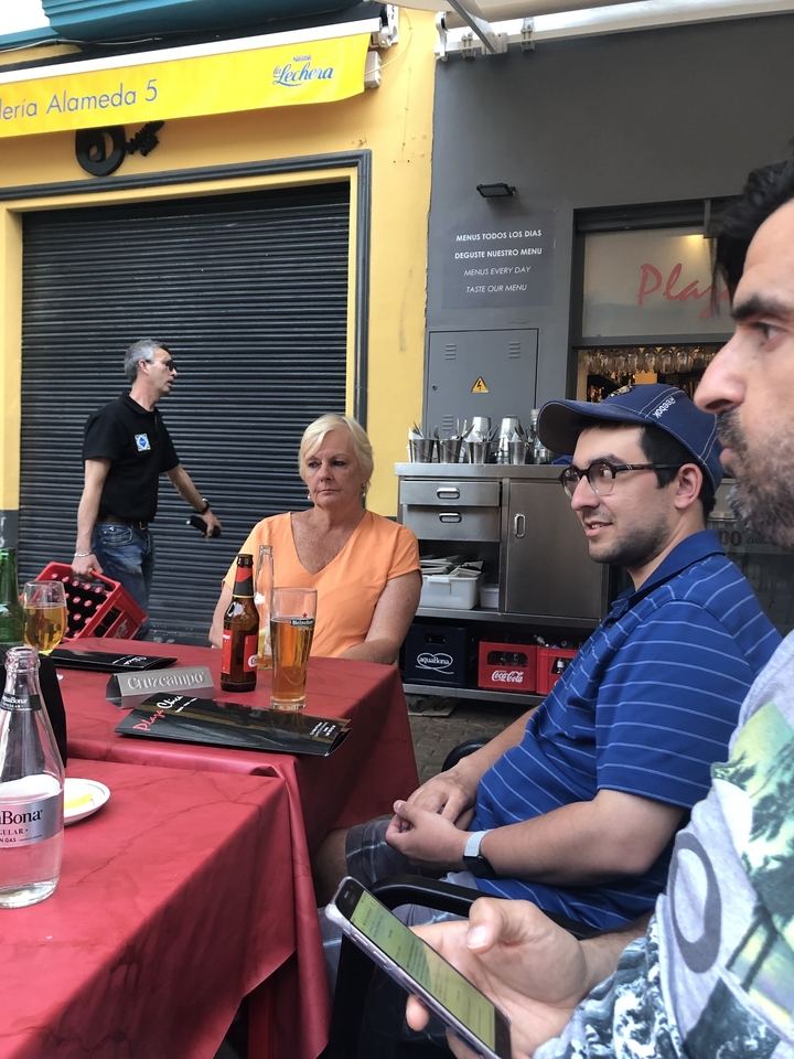 Des gens assis à une table de restaurant avec des boissons.