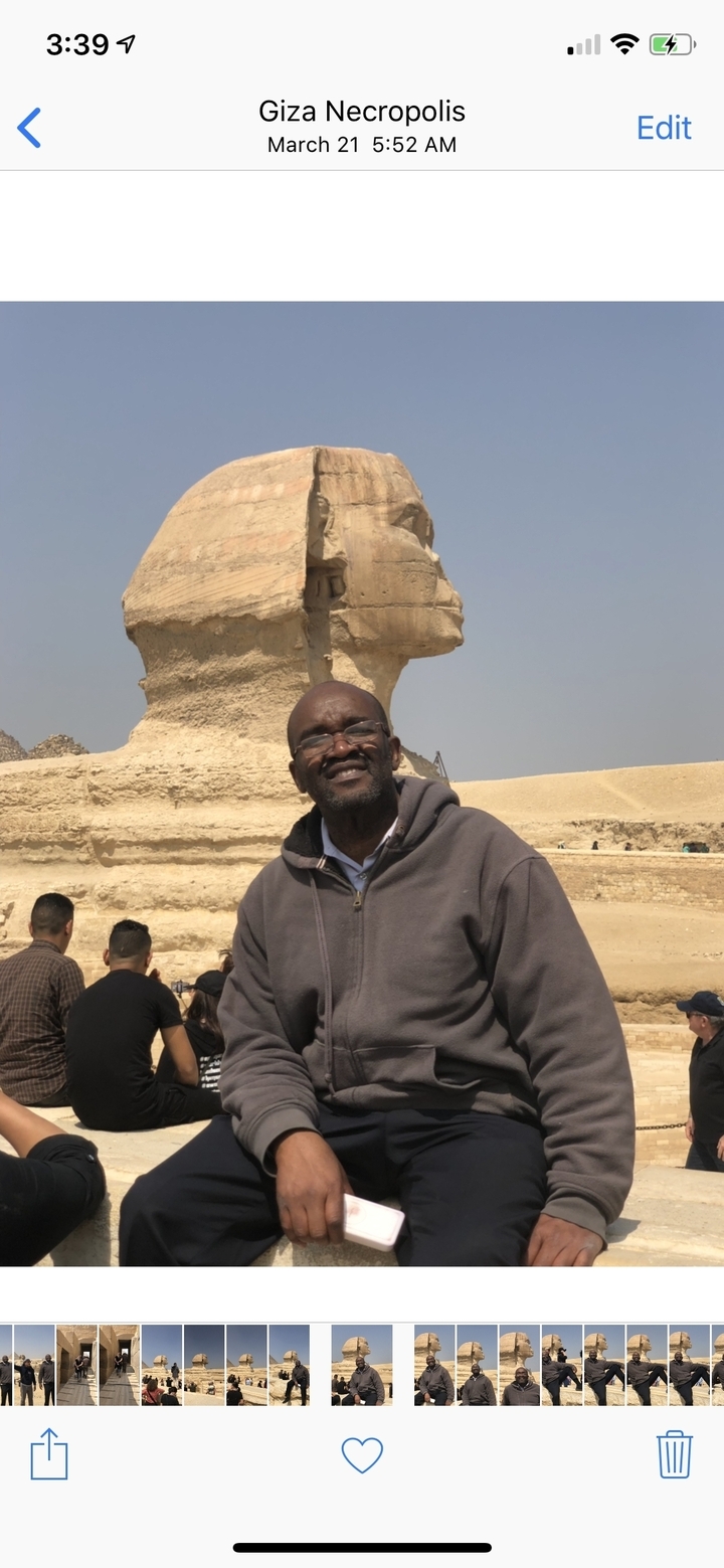 Personne posant devant le Sphinx.