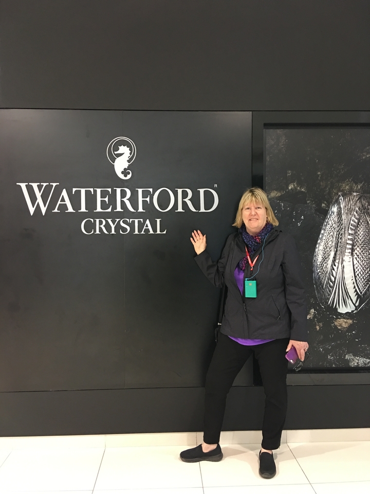 Personne debout à côté d'un panneau Waterford Crystal.