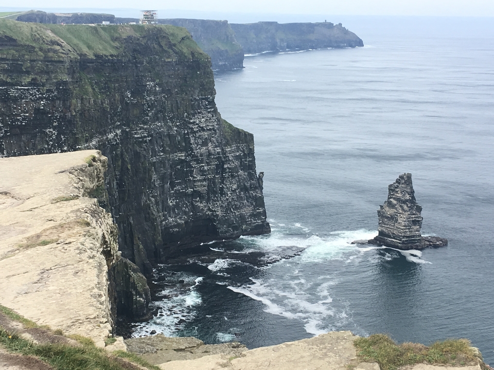 Falaises avec des vagues océaniques à leur base.