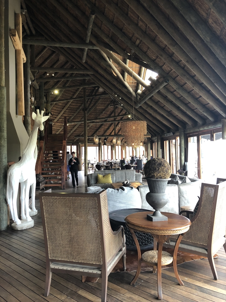 Intérieur d'un chalet en bois élégant.