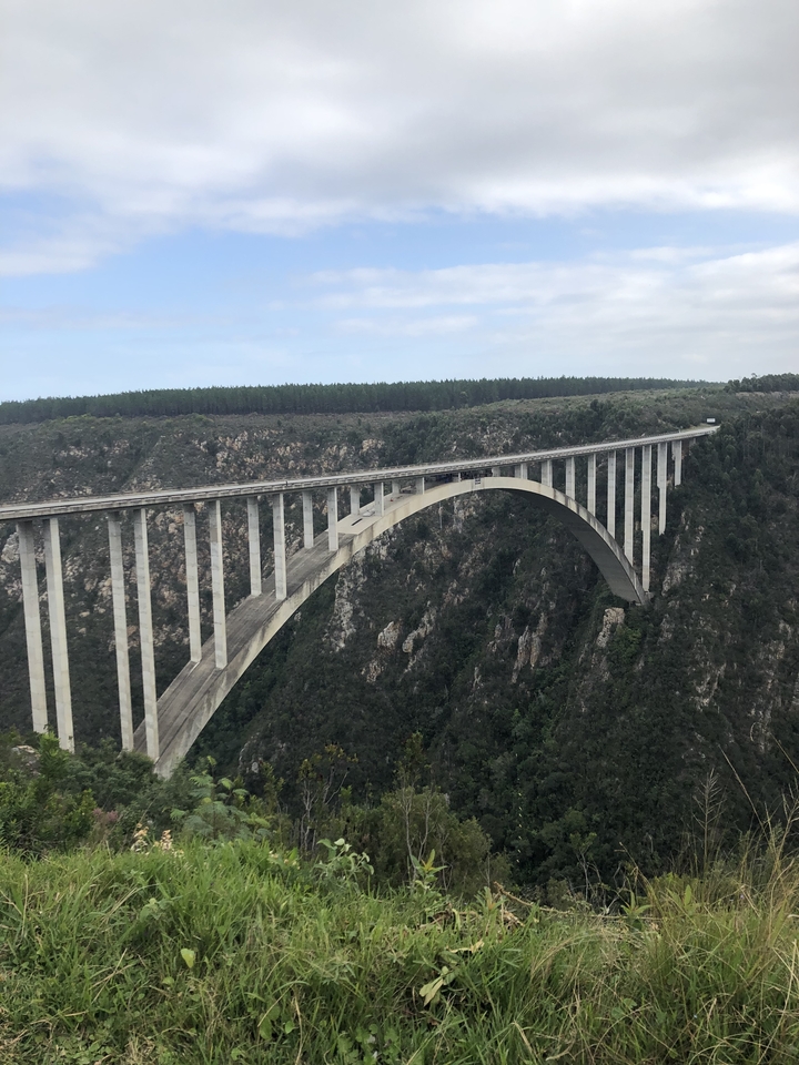Grand pont voûté enjambant une vallée.