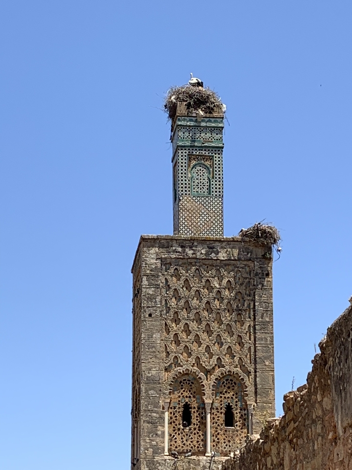 Minaret décoratif avec un arrière-plan de ciel bleu.