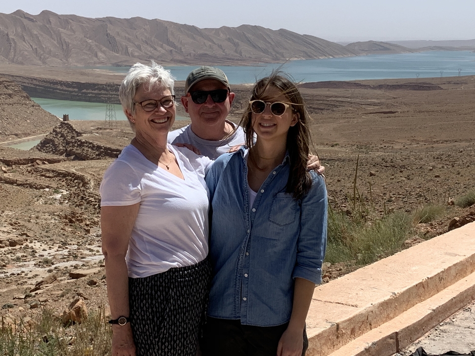 Groupe de personnes posant dans un paysage désertique.