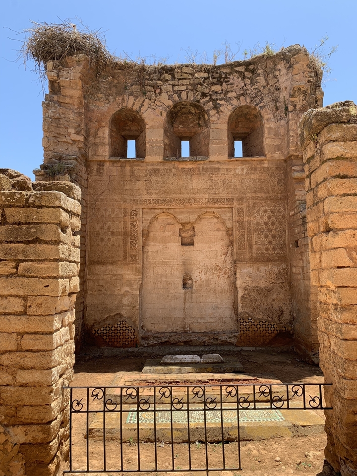Mur de pierre avec des sculptures complexes et des arches.