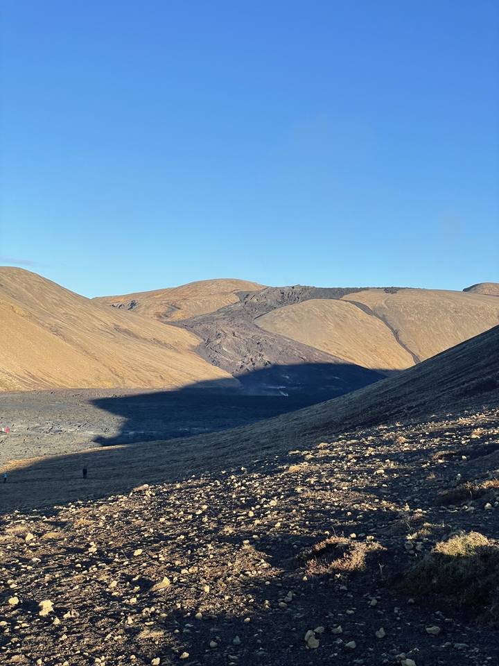 Un vaste paysage volcanique sous un ciel dégagé.