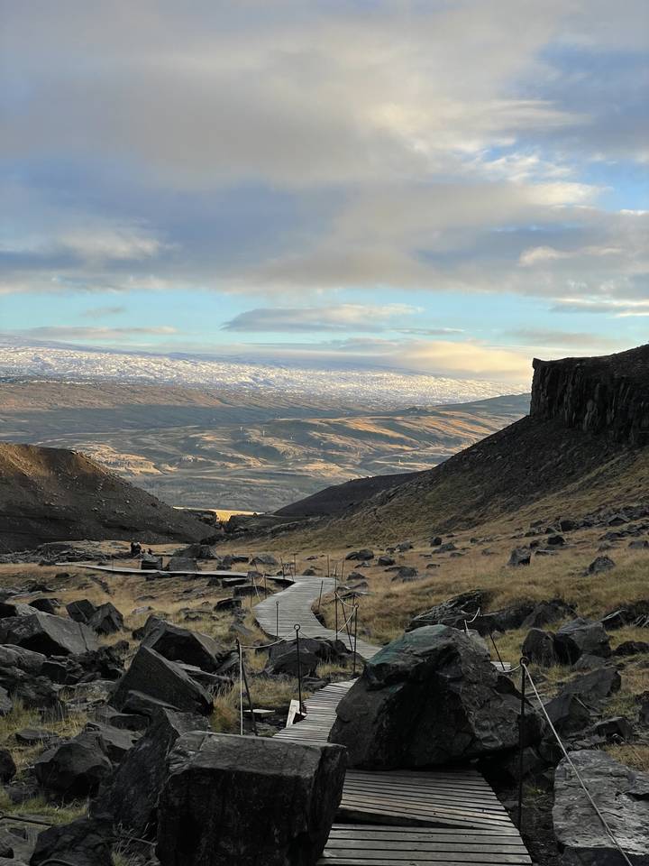 Vue depuis un affleurement rocheux sur un vaste paysage.