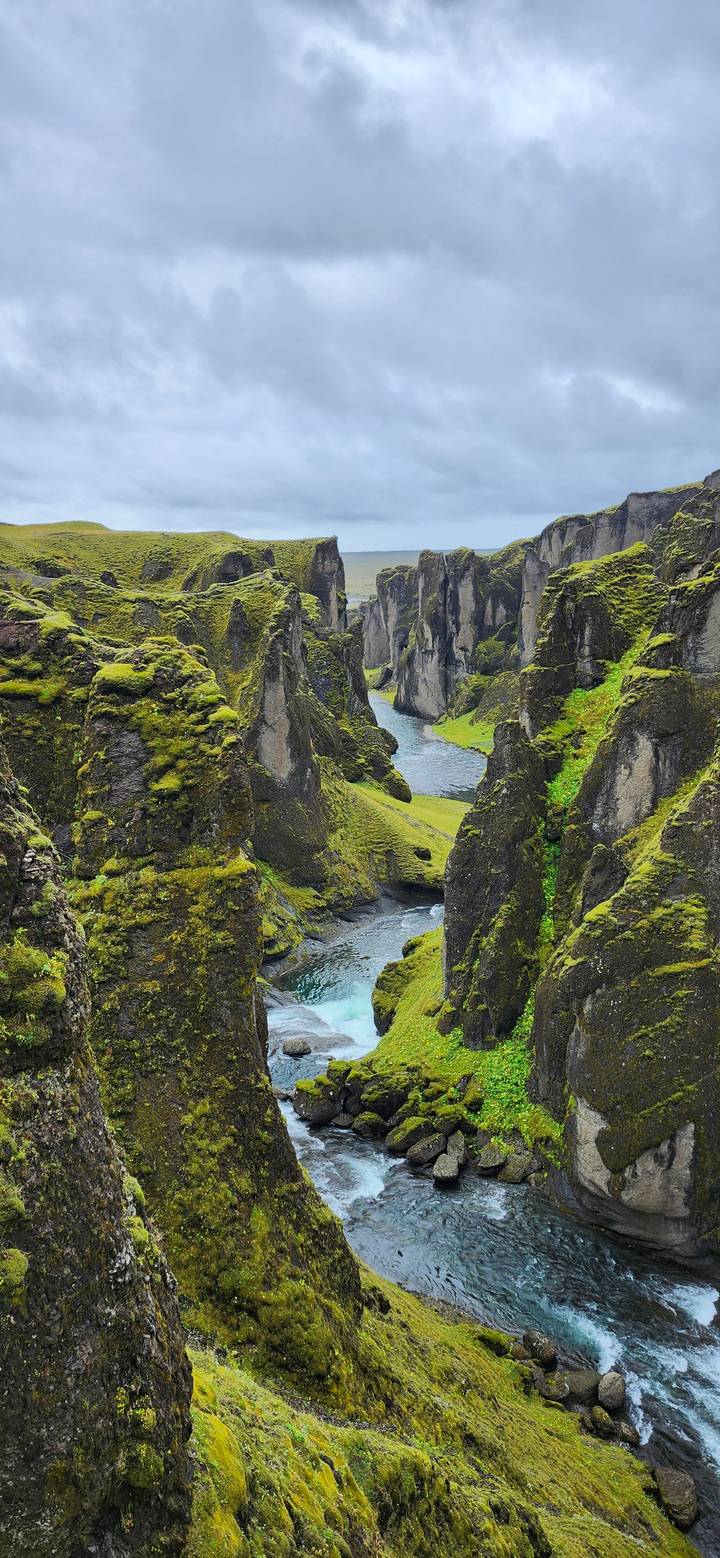 Un canyon fluvial étroit avec des rochers couverts de mousse.