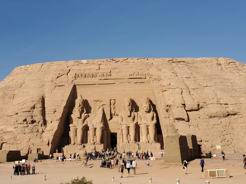 Vue panoramique du temple d'Abou Simbel avec ses statues colossales