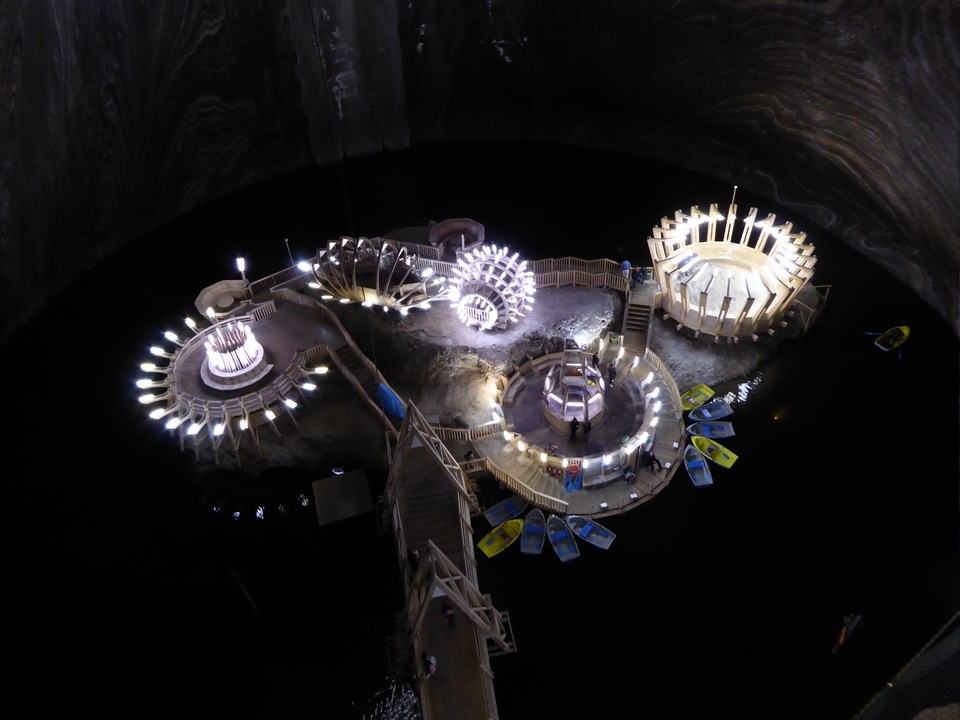 Parc d'attractions souterrain avec structures illuminées.