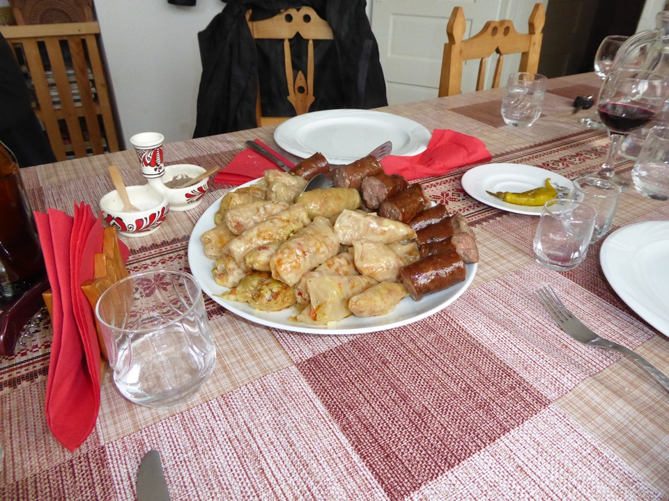 Assiette de nourriture traditionnelle roumaine sur une table.