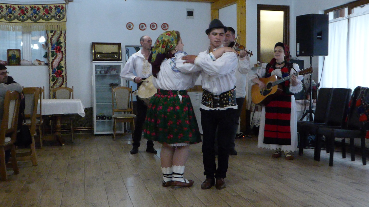 Groupe de personnes en tenue traditionnelle exécutant une danse.