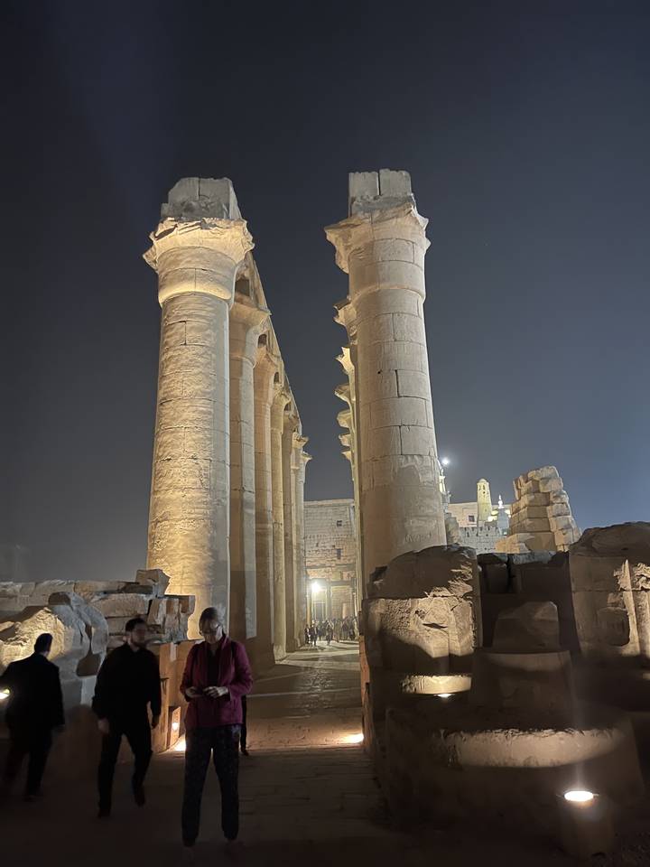 Vue nocturne de colonnes égyptiennes antiques.