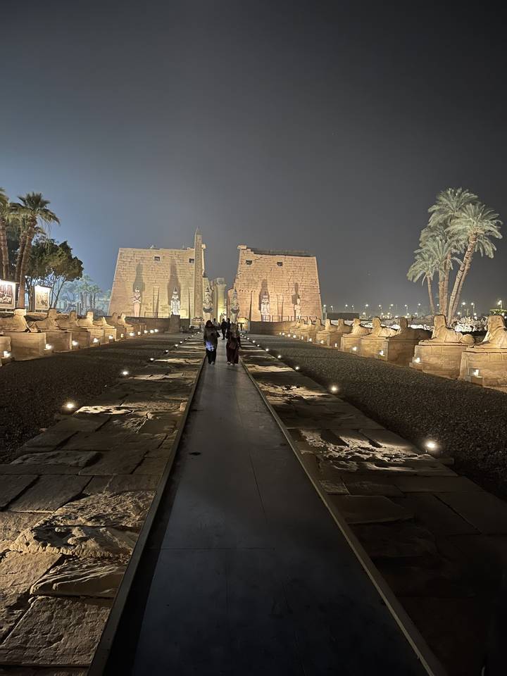 Vue nocturne d'un chemin de temple égyptien.