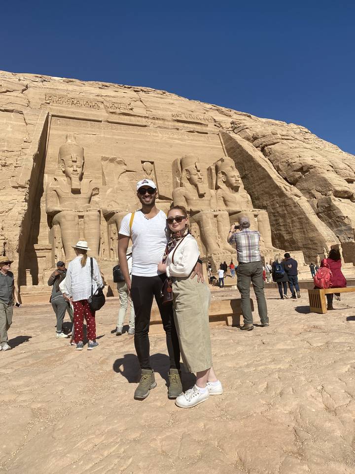 Des gens posant devant les temples d'Abou Simbel.