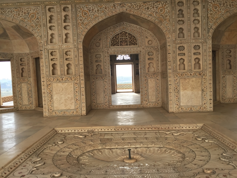 Intérieur complexe d'un bâtiment historique avec des murs décorés.