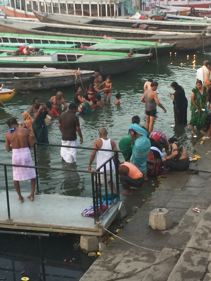 Un groupe de personnes accomplissant un rituel dans une rivière.