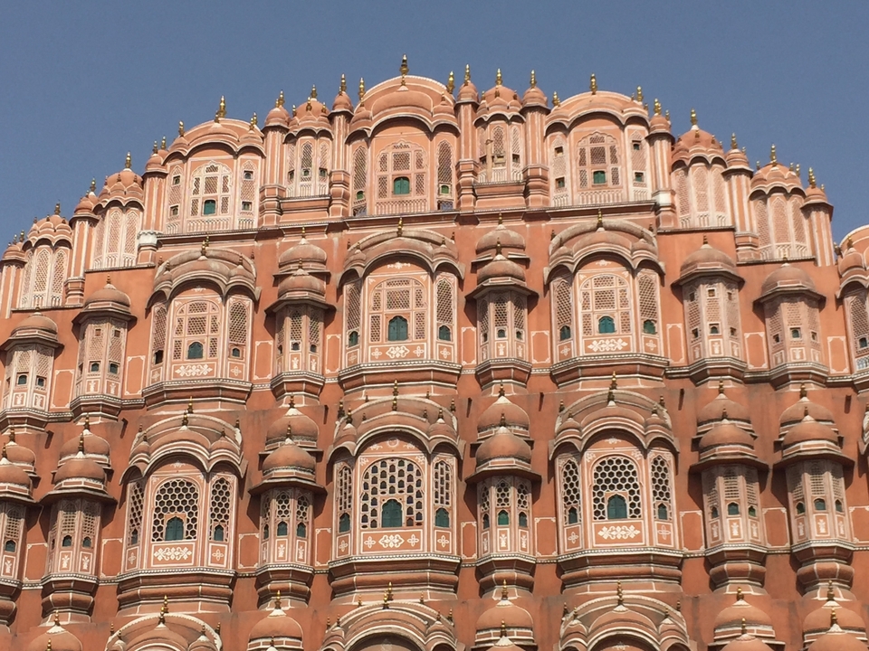 Hawa Mahal avec sa façade complexe en grès rouge.