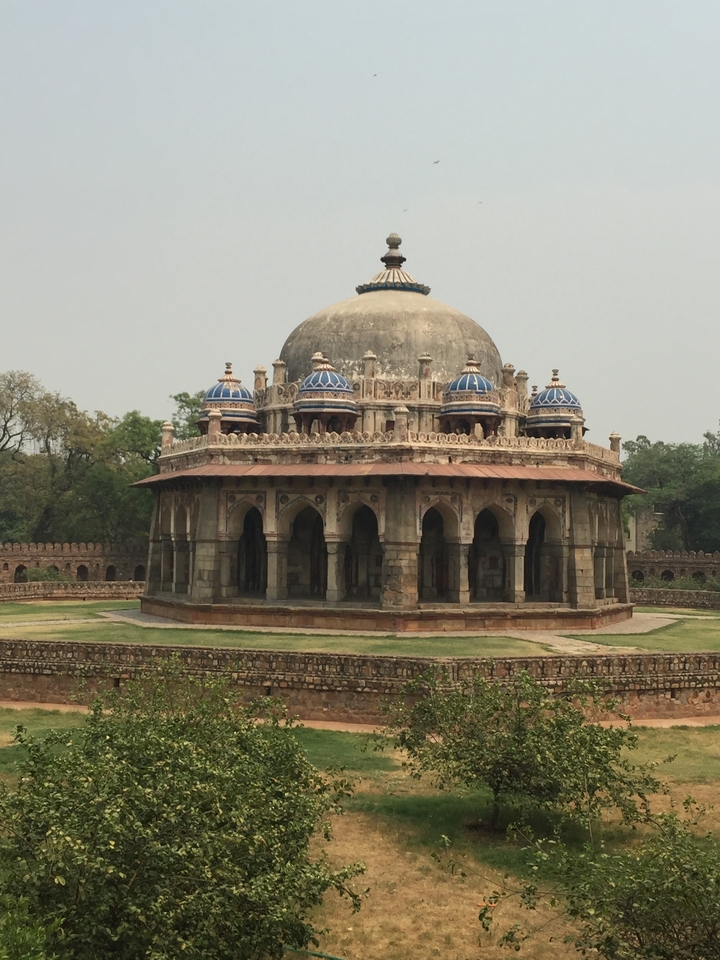 Une tombe historique avec des dômes et des arches.