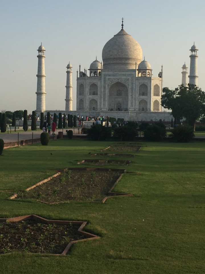 Le célèbre Taj Mahal avec des personnes au premier plan.