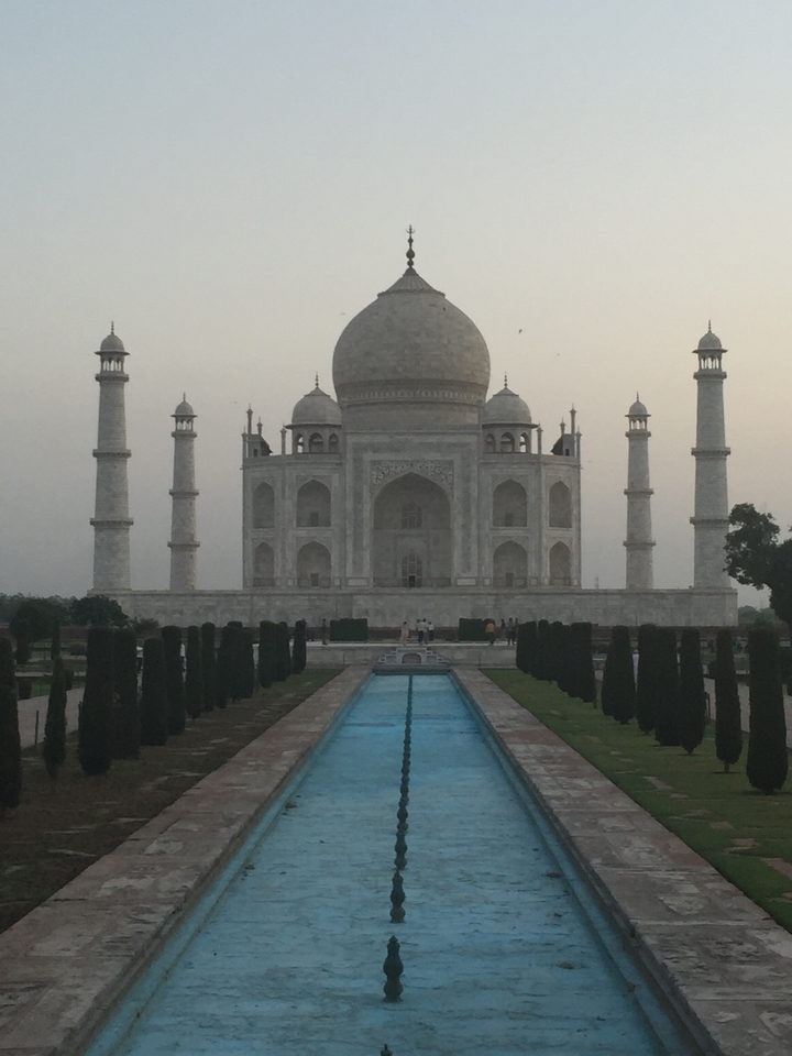 Vue du Taj Mahal avec son reflet dans l'eau.