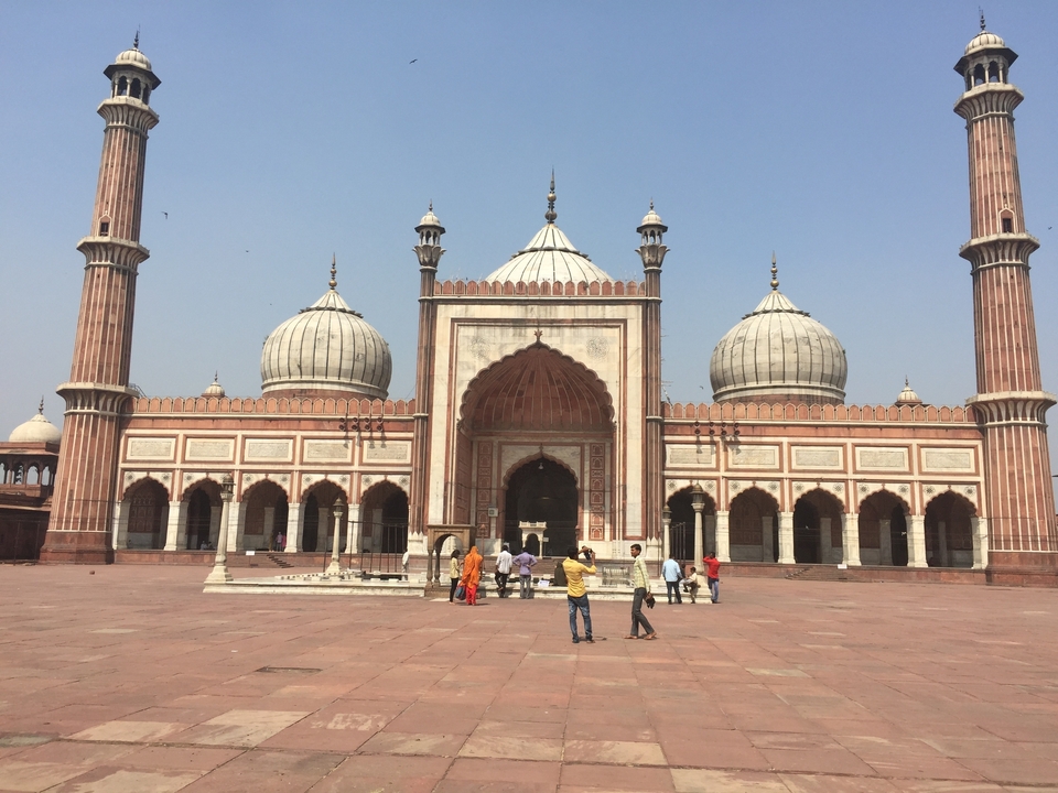 Mosquée historique avec des visiteurs devant.