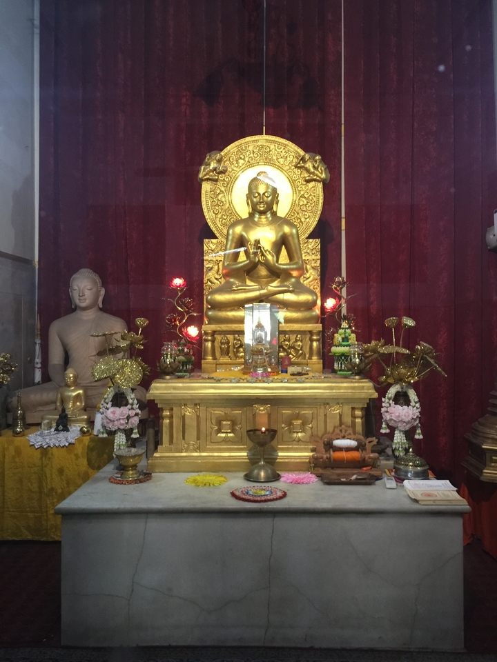 Statue de Bouddha dorée avec des décorations complexes.