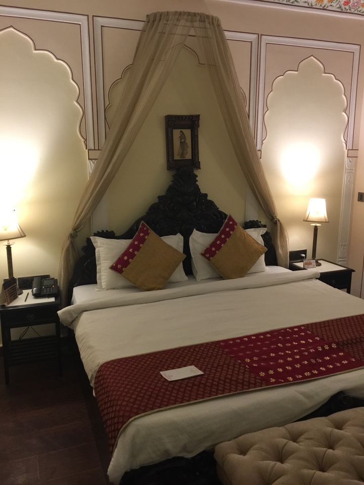 Intérieur de chambre d'hôtel luxueuse avec coussins décoratifs.