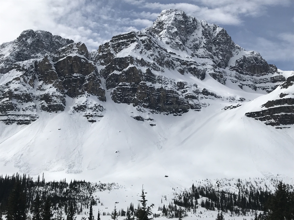 Montagnes enneigées aux formations rocheuses saisissantes.