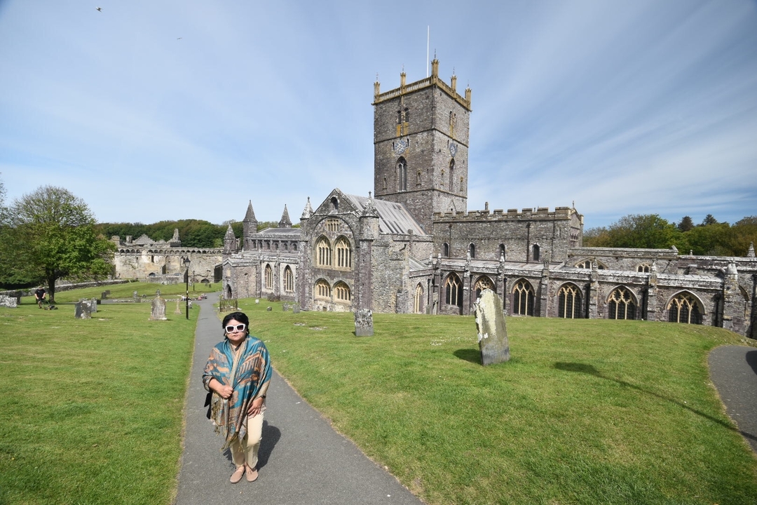 Personne devant une ancienne cathédrale à St Davids.