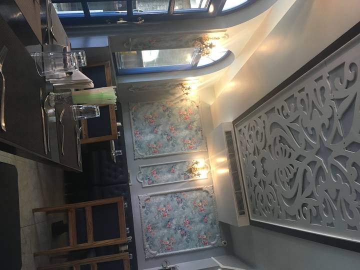 Intérieur d'un restaurant avec des murs décoratifs et un éclairage.