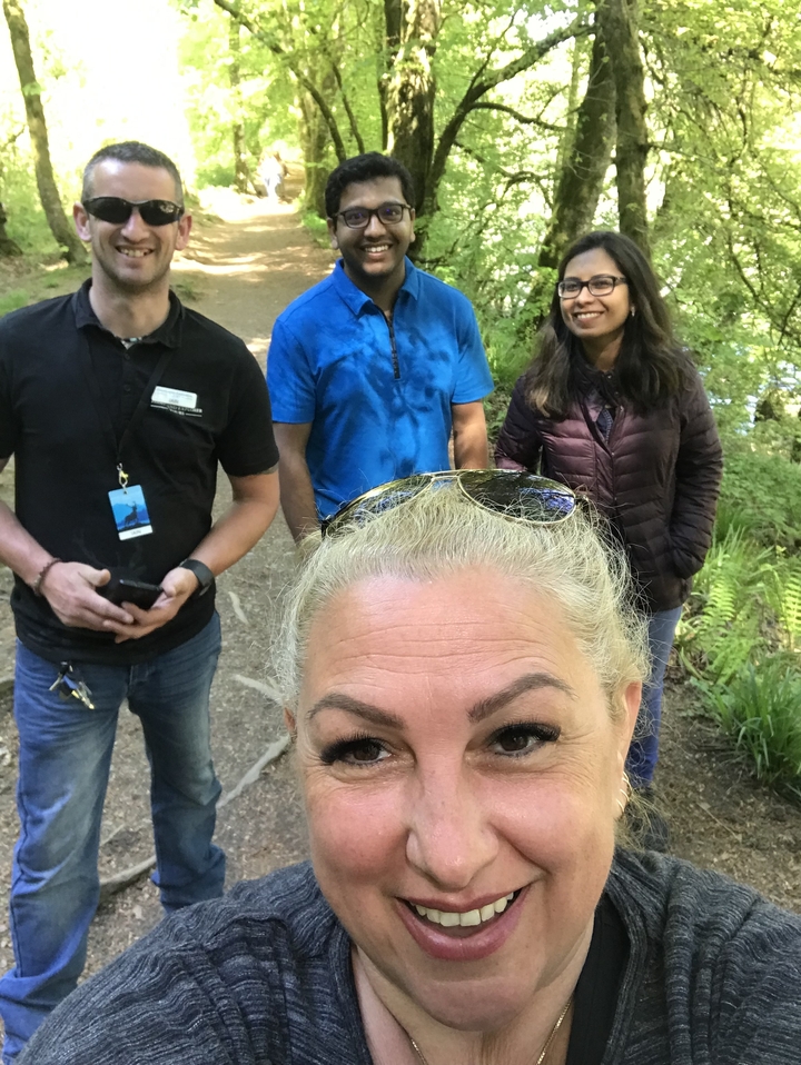 Selfie de groupe dans un cadre forestier.