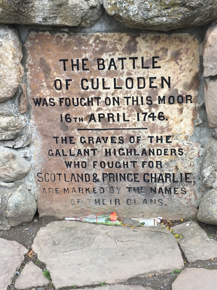 Inscription historique sur une plaque de pierre.