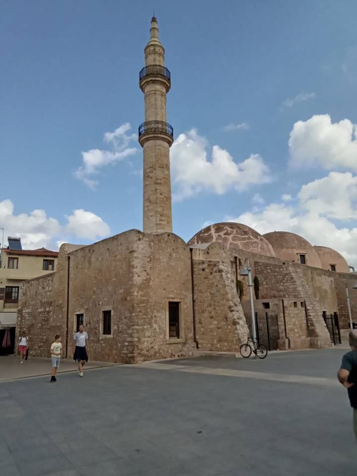 Ancienne mosquée avec dôme et minaret