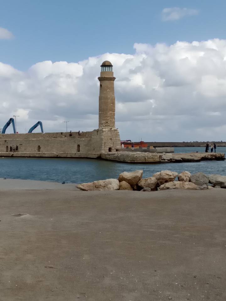 Phare sur une jetée avec mer agitée