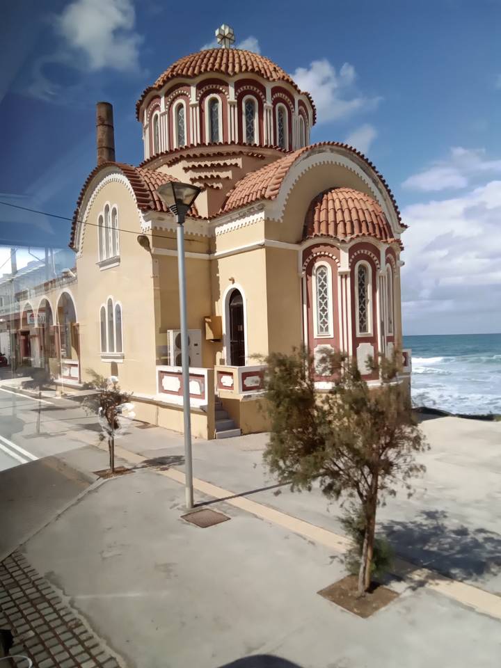 Église historique avec des dômes près de la mer