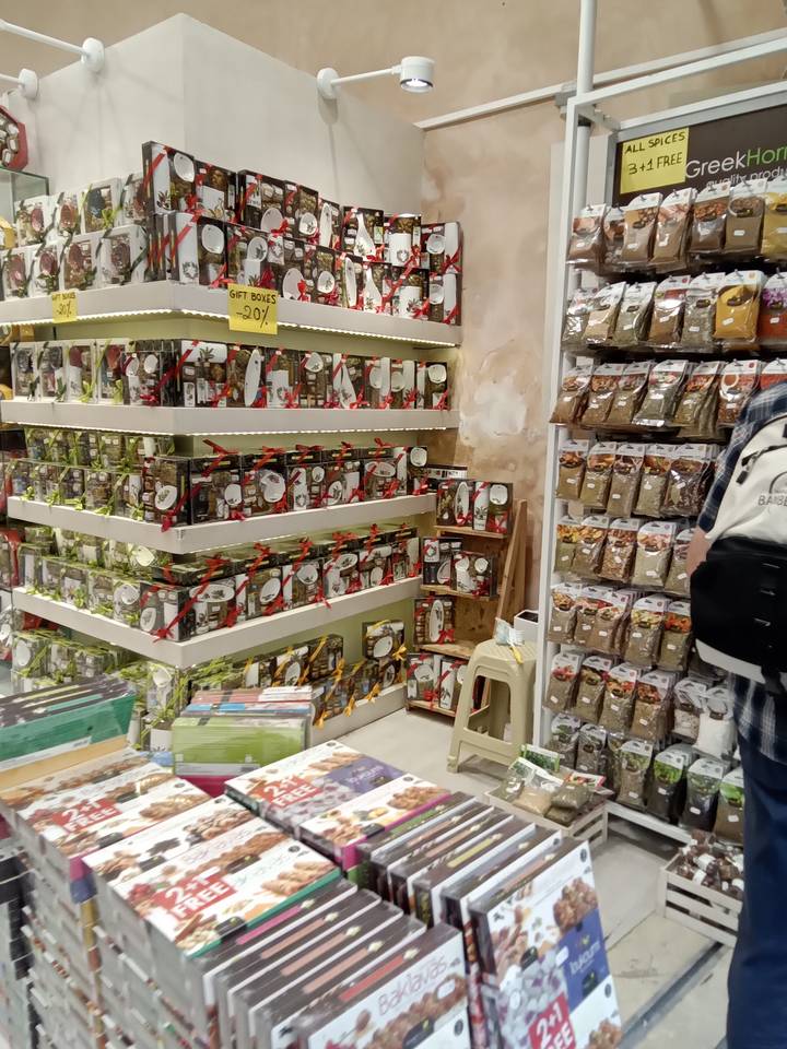 Vitrine de magasin avec produits et souvenirs