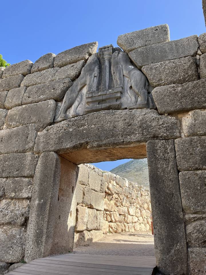 Ancienne entrée avec sculptures et ruines au-dessus.