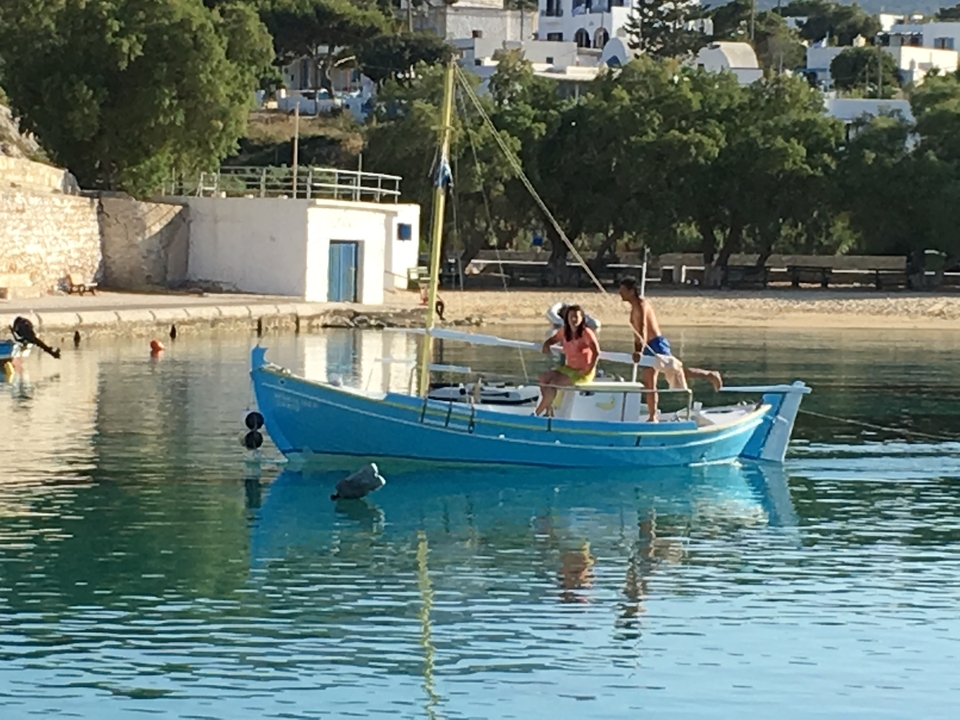 Deux personnes sur un petit bateau profitant de la mer.
