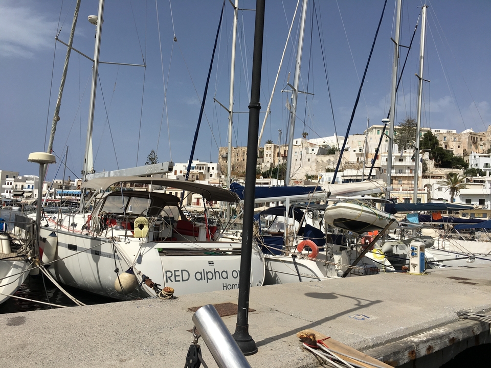 Des voiliers amarrés avec vue sur une ville à flanc de colline.