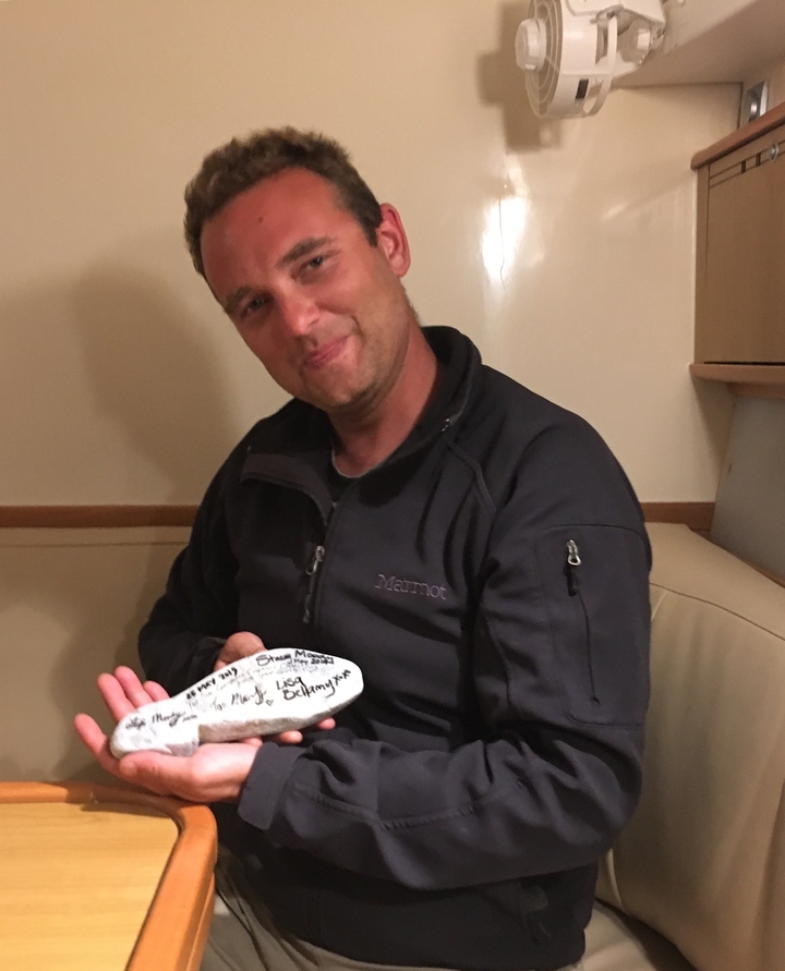 Personne montrant un message manuscrit sur une assiette.