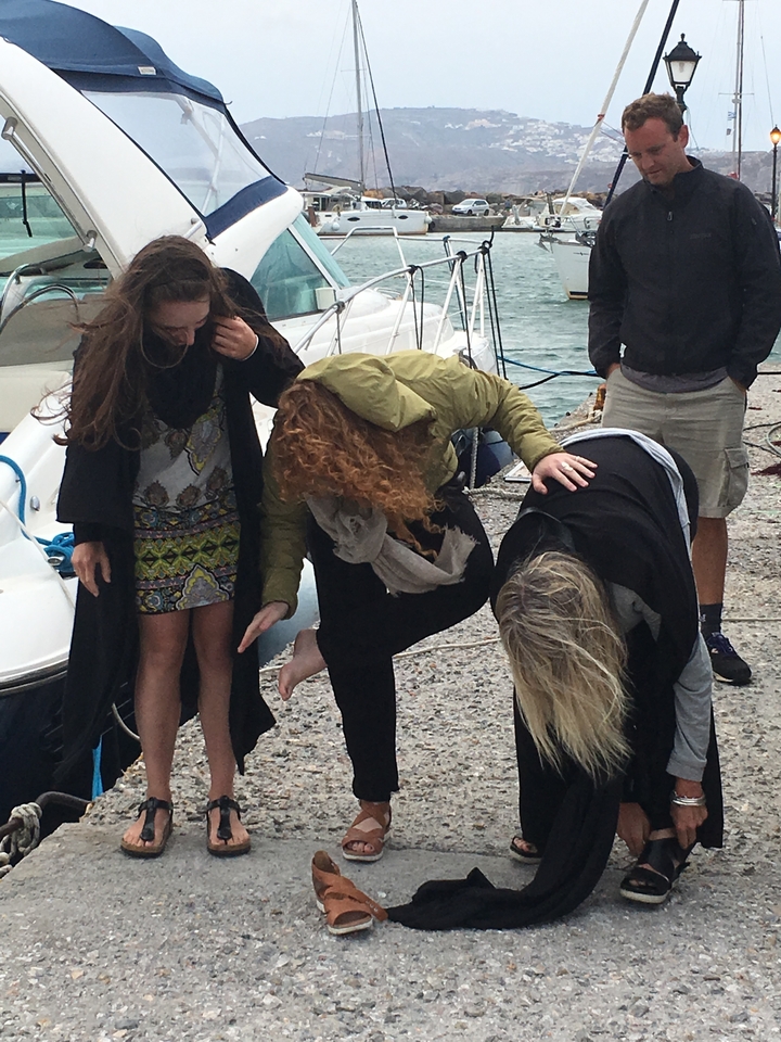 Des personnes interagissant sur un quai, s'occupant probablement d'équipement de voile.